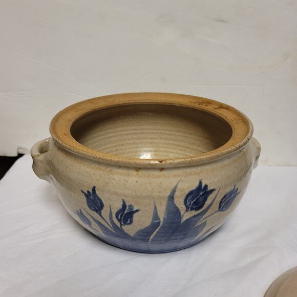 Blackberry Bean pot Stoneware crock Delft blue lidded handles - Picture 7 of 8